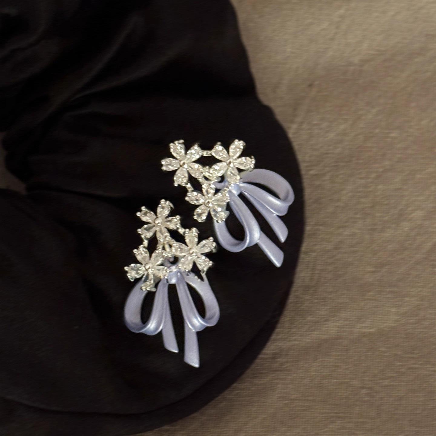 Delicate Floral Bowknot Dangle Earrings for Women Elegant Zircon Flower Drop Earrings Banquet Wedding Jewelry Accessories фиолетовый
Delicate Floral Bowknot Dangle Earrings for Women Elegant Zircon Flower Drop Earrings Banquet Wedding Jewelry Accessories фиолетовый