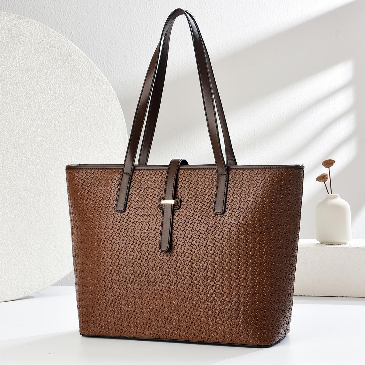 Retro tote bag summer new casual large-capacity shoulder bag commuter messenger bag 33*12*28 темно-коричневого кольору
Retro tote bag summer new casual large-capacity shoulder bag commuter messenger bag 33*12*28 темно-коричневого кольору