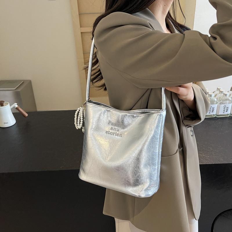 Summer new simple and fashionable armpit bag niche design letter embroidery portable bucket bag бежевый
Summer new simple and fashionable armpit bag niche design letter embroidery portable bucket bag бежевый