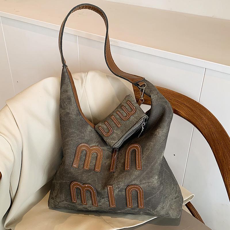 Large-capacity bag women s 2025 new fashion and leisure shoulder tote bag women s soft-faced versatile commuter messenger bag women чёрный
Large-capacity bag women s 2025 new fashion and leisure shoulder tote bag women s soft-faced versatile commuter messenger bag women чёрный