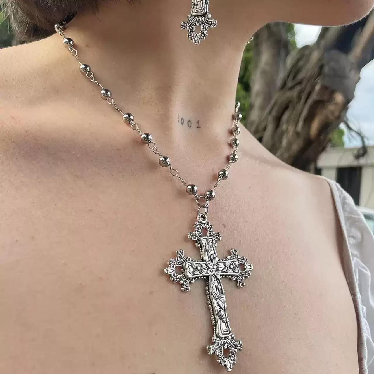 Round bead pattern cross pendant necklace temperament light luxury collarbone chain niche versatile fashion jewelry
Round bead pattern cross pendant necklace temperament light luxury collarbone chain niche versatile fashion jewelry