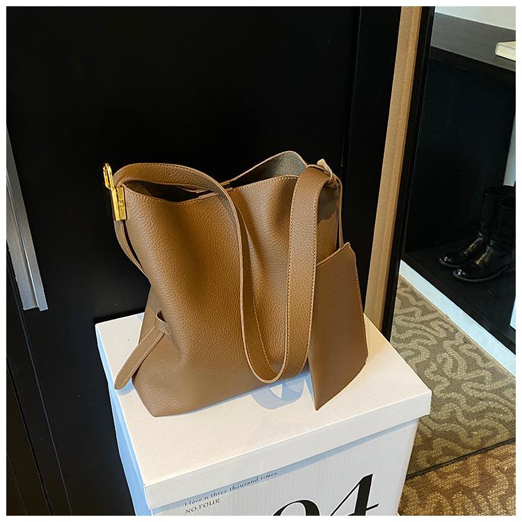 Tote bag women s large-capacity 2024 new bag autumn high-end shoulder bag college student commuter bag коричневий
Tote bag women s large-capacity 2024 new bag autumn high-end shoulder bag college student commuter bag коричневий