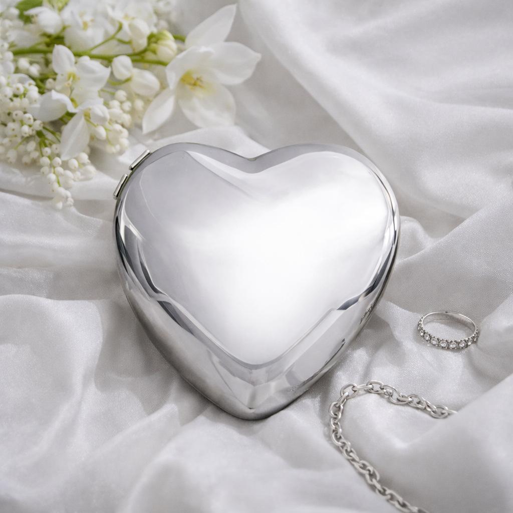 2026 women s new one-shoulder oblique span bag, special-shaped shell, iron box, love bag, fashionable dinner clutch bag.
2026 women s new one-shoulder oblique span bag, special-shaped shell, iron box, love bag, fashionable dinner clutch bag.
