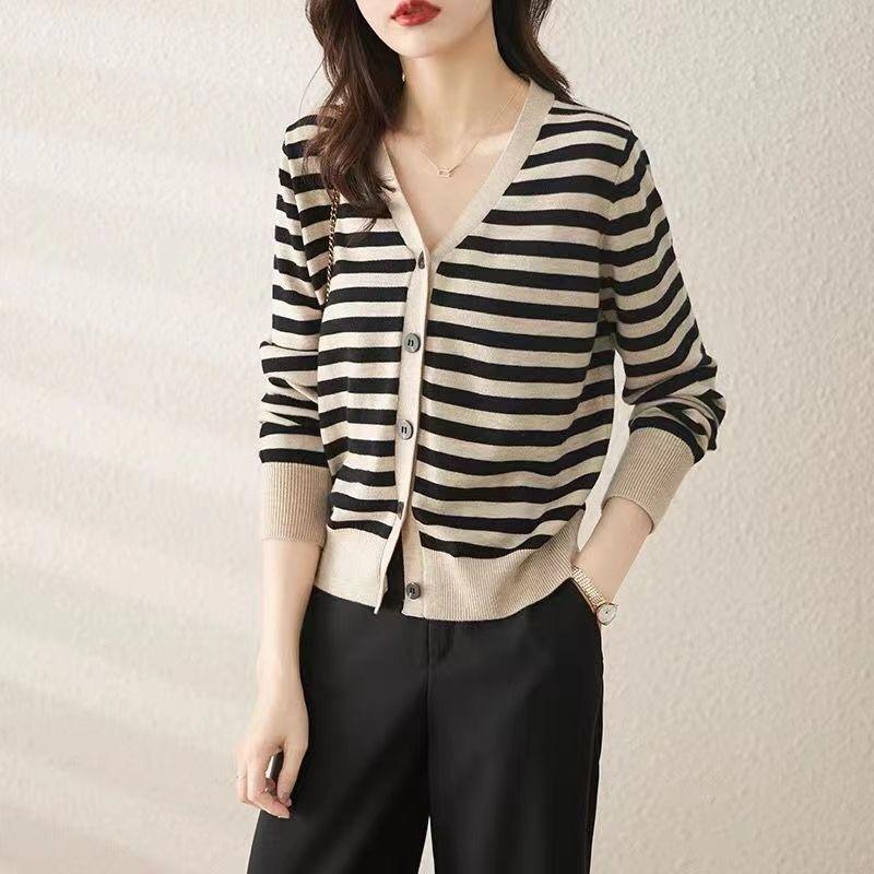 Весенне-осенний женский повседневный свободный вязаный кардиган Gentle Wind с V-образным вырезом и длинными рукавами в полоску, тонкая куртка One Size
Весенне-осенний женский повседневный свободный вязаный кардиган Gentle Wind с V-образным вырезом и длинными рукавами в полоску, тонкая куртка One Size