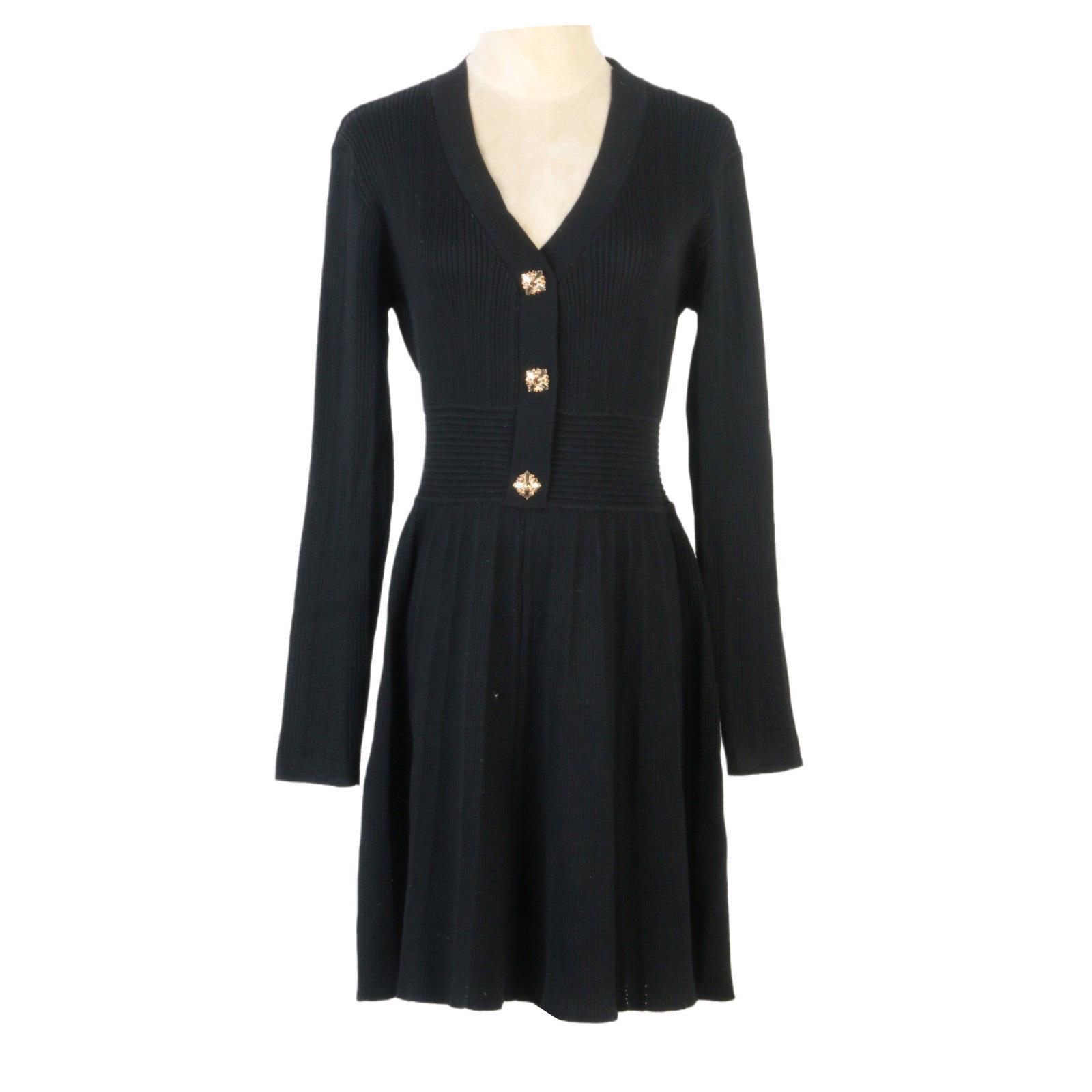 Elegant French V-neck Knitted Dress with Diamond Buckle – Slimming Pleated Socialite Style Small
Elegant French V-neck Knitted Dress with Diamond Buckle – Slimming Pleated Socialite Style Small