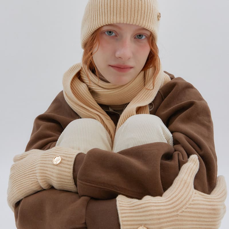 Комплект шапка и шарф ANOETIC ANC и перчатки_МАСЛО BUTTER
Комплект шапка и шарф ANOETIC ANC и перчатки_МАСЛО BUTTER