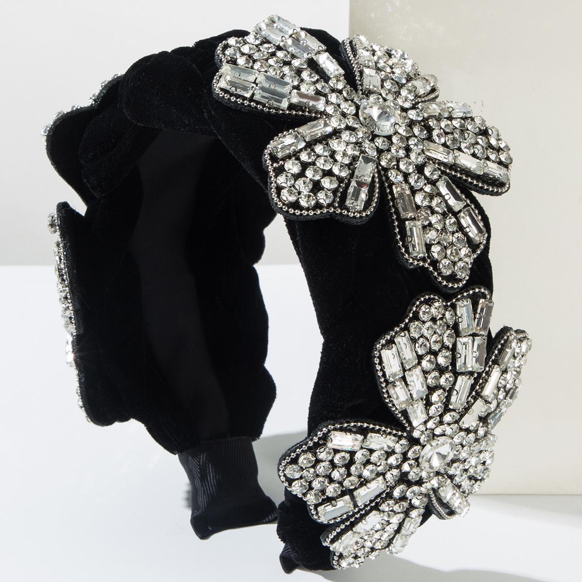 Корейская фланелевая повязка на голову с цветочным узором, инкрустированная стразами: Элегантный, Блестящий и Расширенный Дизайн для Банкетов.
Корейская фланелевая повязка на голову с цветочным узором, инкрустированная стразами: Элегантный, Блестящий и Расширенный Дизайн для Банкетов.