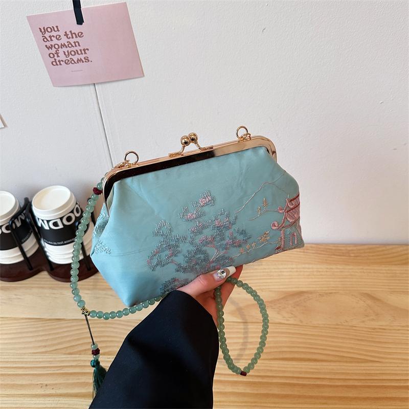 Chinese Classical Embroidery Women s Handbag Small Personalized Shoulder Bag Beaded Chain Crossbody Shell Clip Bag for Ladies
Chinese Classical Embroidery Women s Handbag Small Personalized Shoulder Bag Beaded Chain Crossbody Shell Clip Bag for Ladies