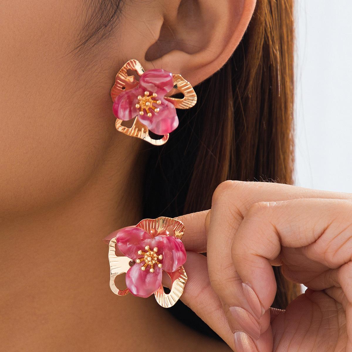 Модные серьги-подвески для женщин золотой
Модные серьги-подвески для женщин золотой