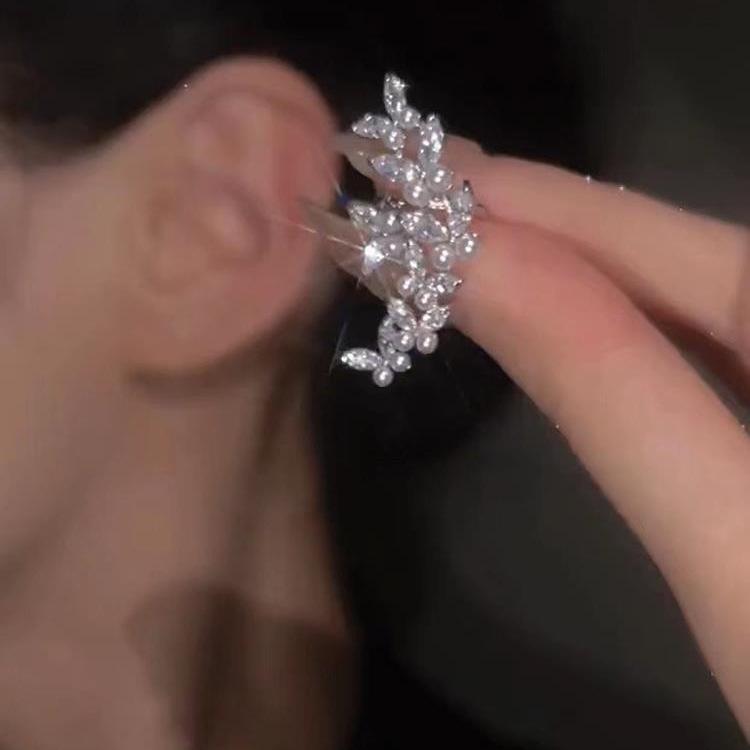 Elegant Butterfly Zircon Ear Cuff: No-Piercing Gold-Plated Copper Earrings 9663 Left Ear
Elegant Butterfly Zircon Ear Cuff: No-Piercing Gold-Plated Copper Earrings 9663 Left Ear