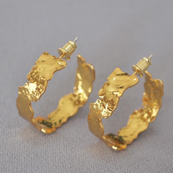 European-American Retro Irregular Hammered Gold Lava C-Shaped 925 Silver Stud Hoop Earrings
European-American Retro Irregular Hammered Gold Lava C-Shaped 925 Silver Stud Hoop Earrings