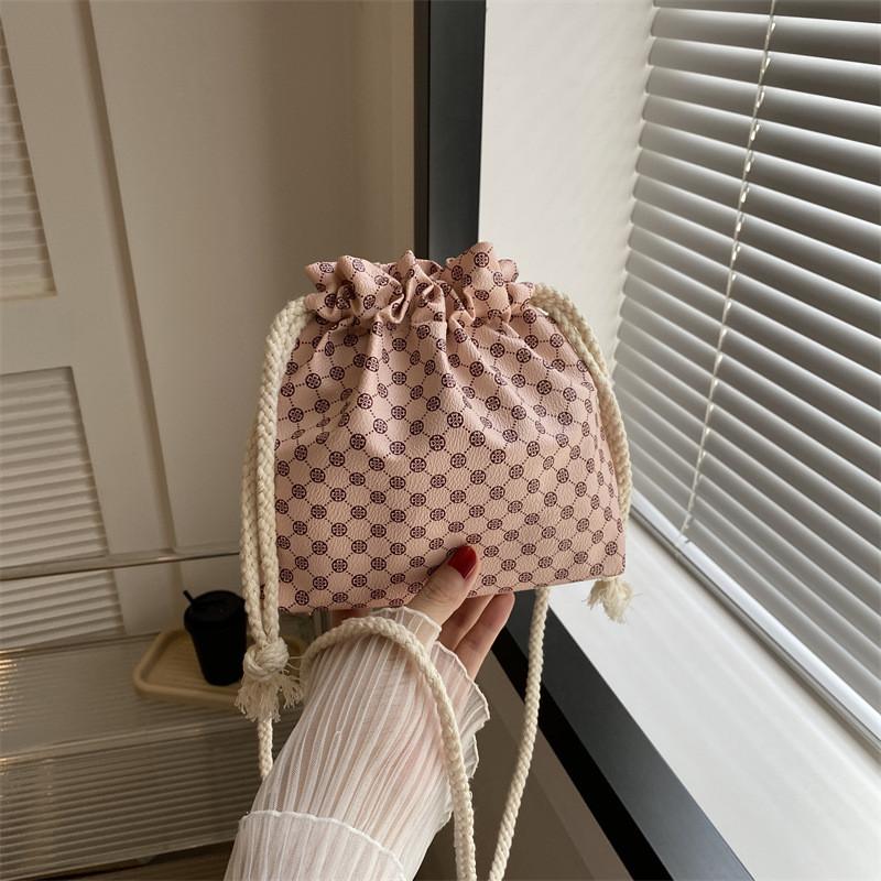 Chic Casual Women s Bucket Bag With Stylish Shoulder Strap In Black Beige Brown Pink Colors рожевий
Chic Casual Women s Bucket Bag With Stylish Shoulder Strap In Black Beige Brown Pink Colors рожевий