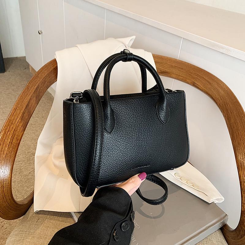 2024 Women s Retro Crossbody Handbag: Elegant, Versatile, and Chic for Everyday Use чорний
2024 Women s Retro Crossbody Handbag: Elegant, Versatile, and Chic for Everyday Use чорний