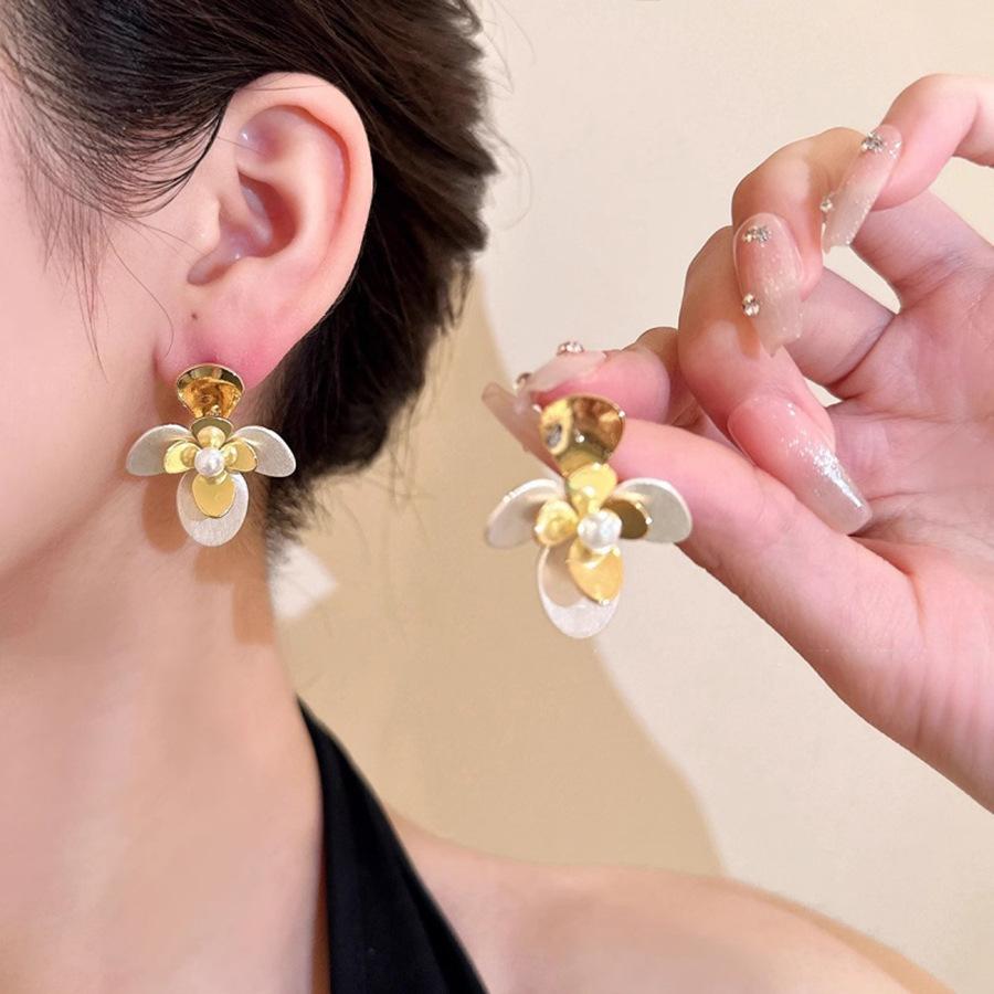 Light luxury high-end pearl brushed flower earrings women s unique design temperament fashion versatile stud earrings
Light luxury high-end pearl brushed flower earrings women s unique design temperament fashion versatile stud earrings