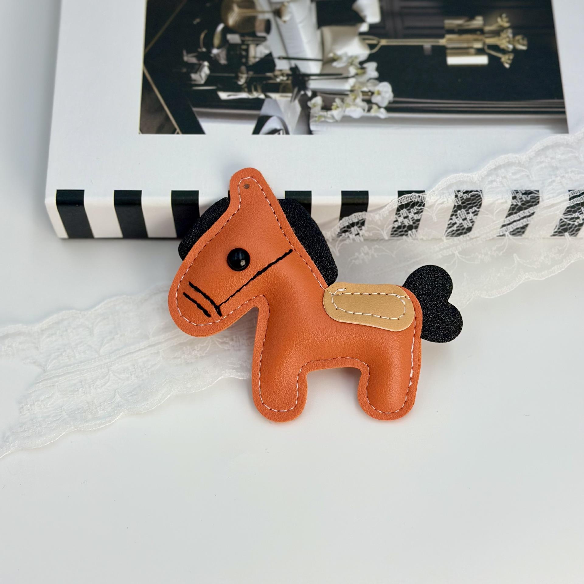 New Year of the Horse trend, high-end jewelry, leather pony pendant, money soon, gift bag pendant, keychain.
New Year of the Horse trend, high-end jewelry, leather pony pendant, money soon, gift bag pendant, keychain.