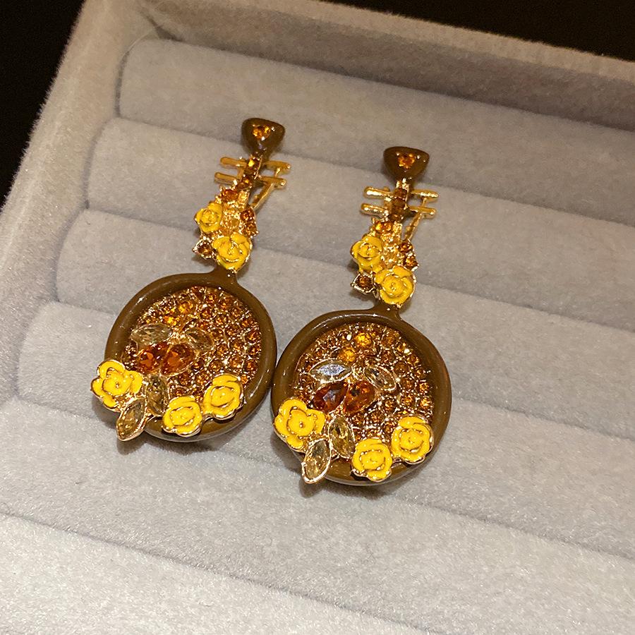 Silver needle with diamonds dripping oil flower pipa stud earrings medieval vintage jewelry niche light luxury high-end earrings women
Silver needle with diamonds dripping oil flower pipa stud earrings medieval vintage jewelry niche light luxury high-end earrings women