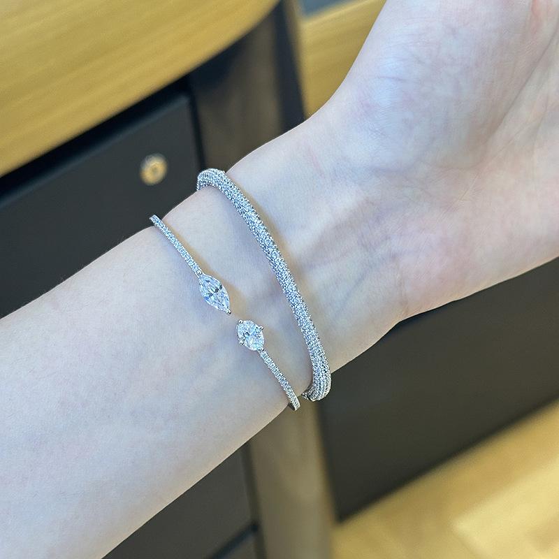 silver 925 inlay Diamond Water Drop Bracelet for Women Fashion Luxury Style Shining bangles Engagement Jewelry белый
silver 925 inlay Diamond Water Drop Bracelet for Women Fashion Luxury Style Shining bangles Engagement Jewelry белый
