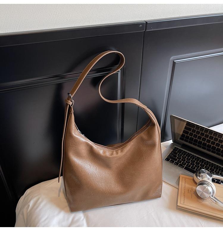 Сумка большой вместимости женская сумка 2025 осень и зима новая высококачественная мягкая кожа на плечо сумка-мессенджер модная повседневная сумка-тоут
Сумка большой вместимости женская сумка 2025 осень и зима новая высококачественная мягкая кожа на плечо сумка-мессенджер модная повседневная сумка-тоут