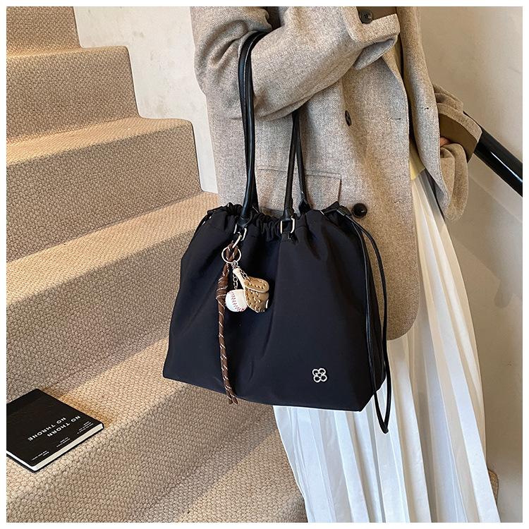 Casual large-capacity Oxford cloth bag women s 2025 new high-end commuting light and versatile tote shoulder bag
Casual large-capacity Oxford cloth bag women s 2025 new high-end commuting light and versatile tote shoulder bag