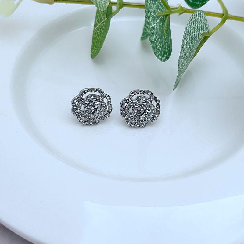 Изысканный набор серег-пуссет и ожерелья с цирконами в виде камелий
Изысканный набор серег-пуссет и ожерелья с цирконами в виде камелий