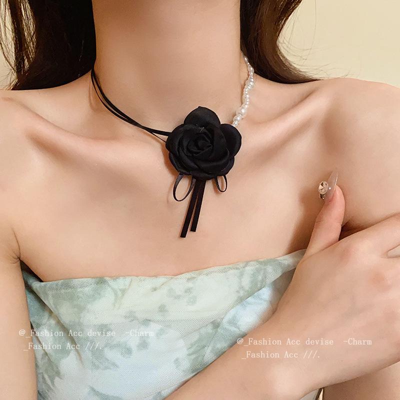 Elegant French Pearl Flower Ribbon Necklace - Minimalist Clavicle Chain for a Chic Look
Elegant French Pearl Flower Ribbon Necklace - Minimalist Clavicle Chain for a Chic Look
