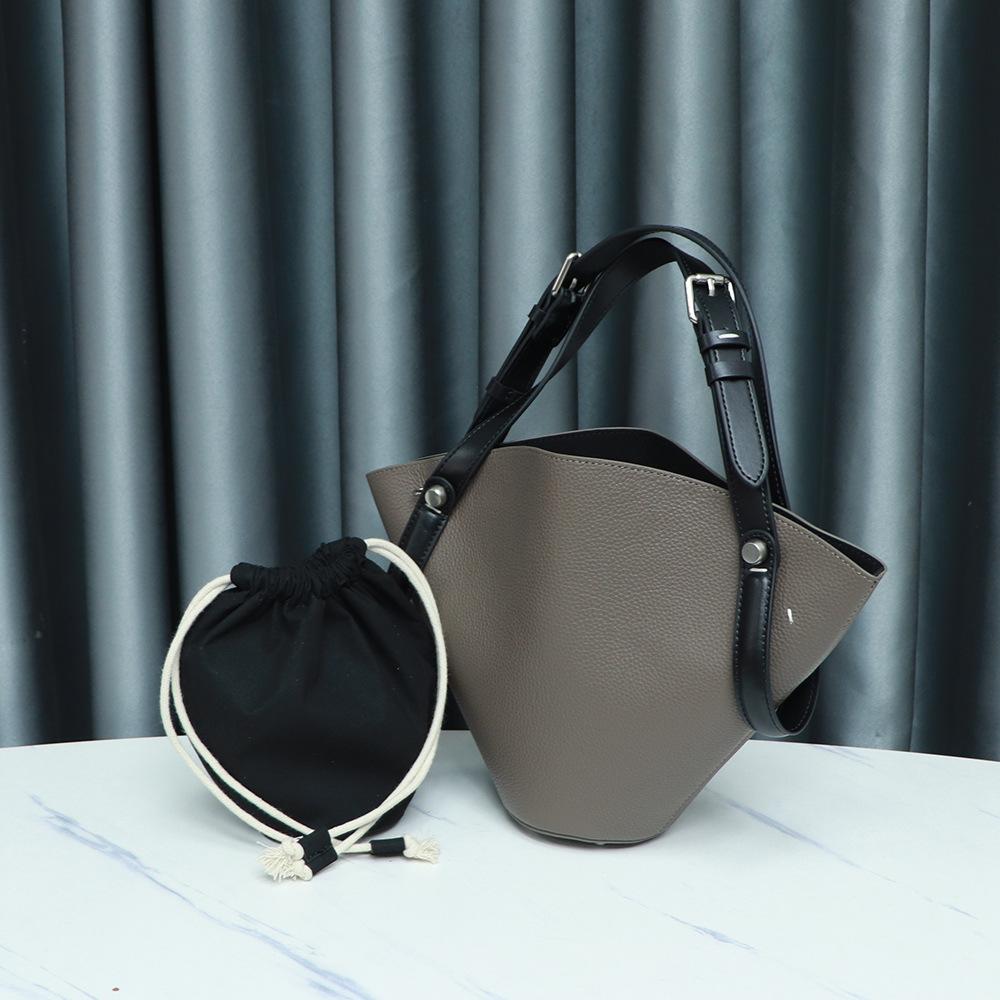 2025 New Dressage Color Contrasting Vegetable Basket Bag Large Capacity Head Layer Lychee Pattern Cowhide Fan Shaped Bucket 36cm
2025 New Dressage Color Contrasting Vegetable Basket Bag Large Capacity Head Layer Lychee Pattern Cowhide Fan Shaped Bucket 36cm