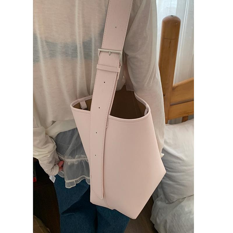 Универсальная простая сумка подмышку женская новая сумка-ведро большой вместимости с широким плечевым ремнем сумка-мессенджер
Универсальная простая сумка подмышку женская новая сумка-ведро большой вместимости с широким плечевым ремнем сумка-мессенджер