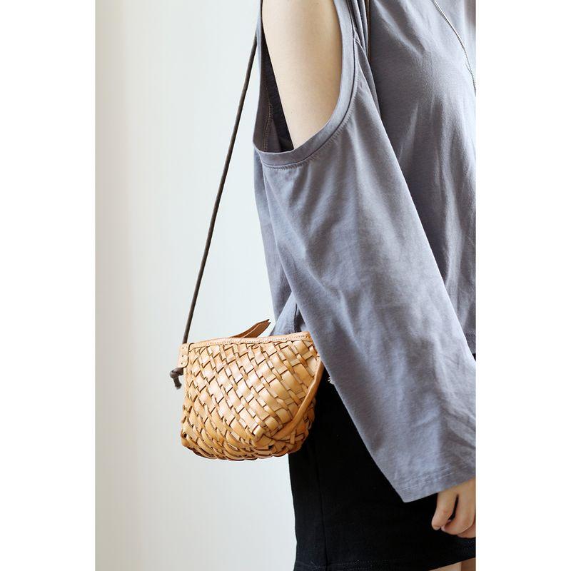 Retro Hand-Woven Small Casual Shoulder Dumpling Bag
Retro Hand-Woven Small Casual Shoulder Dumpling Bag