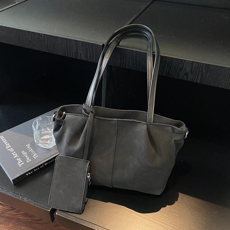 Вместительная сумка-тоут на плечо с матовой текстурой - Модная ретро осенняя сумка для поездок на работу чёрный
Вместительная сумка-тоут на плечо с матовой текстурой - Модная ретро осенняя сумка для поездок на работу чёрный