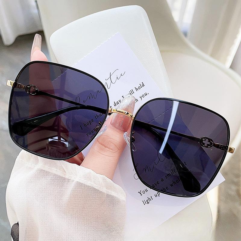 Солнцезащитные очки с небольшим ароматом в квадратной металлической коробке. Персонализированные женские солнцезащитные очки для уличной стрельбы в Европе и США.
