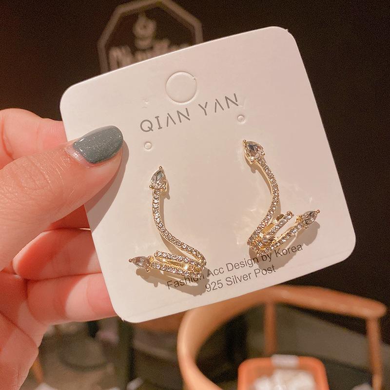 JWER New Exquisite Rhinestone Shiny Zircon Snake Earrings Stud for Ladies Girls with Ear Clip Trendy Street Party Jewelry Gifts
JWER New Exquisite Rhinestone Shiny Zircon Snake Earrings Stud for Ladies Girls with Ear Clip Trendy Street Party Jewelry Gifts