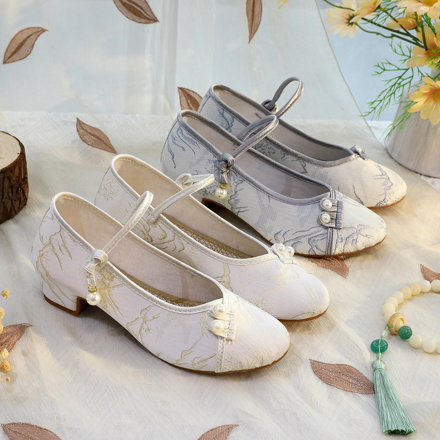 Ruo Shi, the new square heel is matched with cheongsam, new Chinese Hanfu shoes, versatile ethnic style single shoes, embroidered shoes. 34 золотой
Ruo Shi, the new square heel is matched with cheongsam, new Chinese Hanfu shoes, versatile ethnic style single shoes, embroidered shoes. 34 золотой