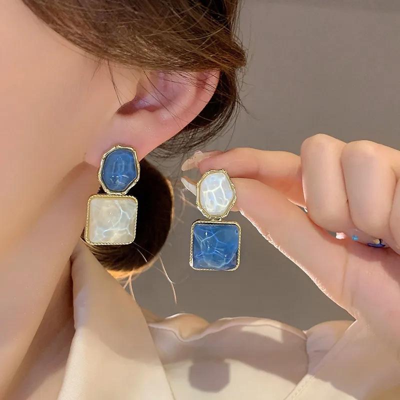 S925 Серебряные игольчатые градиентные прозрачные синие квадратные асимметричные серьги со льдом для женщин, модные ювелирные изделия, роскошные аксессуары для вечеринок
S925 Серебряные игольчатые градиентные прозрачные синие квадратные асимметричные серьги со льдом для женщин, модные ювелирные изделия, роскошные аксессуары для вечеринок