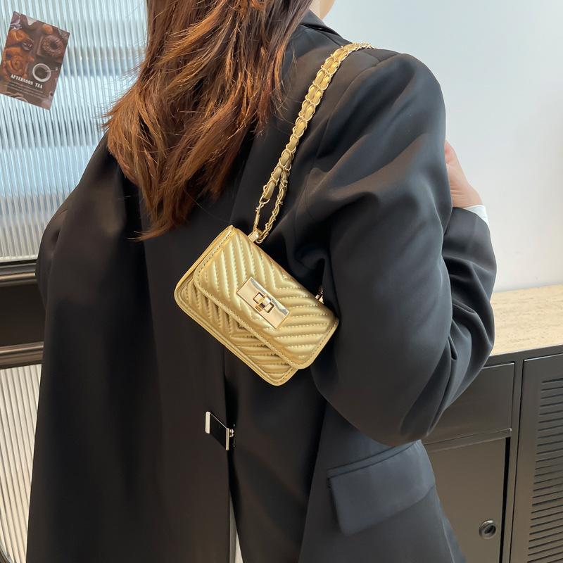 Embroidered thread chain bag women s spring and summer new fashion sense messenger bag lock mini square bag рожевий
Embroidered thread chain bag women s spring and summer new fashion sense messenger bag lock mini square bag рожевий
