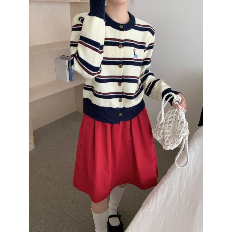 Осенне-зимний полосатый вязаный кардиган для женщин, который можно носить с ретро-вышивкой щенка, контрастного цвета, ленивое пальто one size fits all белый
Осенне-зимний полосатый вязаный кардиган для женщин, который можно носить с ретро-вышивкой щенка, контрастного цвета, ленивое пальто one size fits all белый