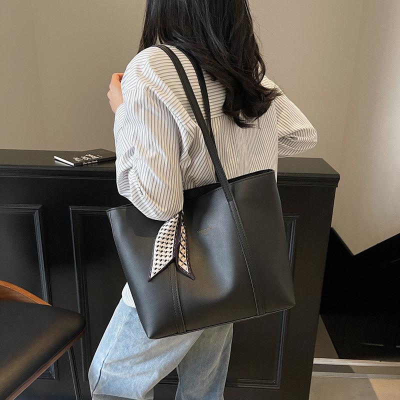 Korean large-capacity contrasting color shoulder tote bag, new simple spring and summer versatile commuter bag, college student class bag чёрный
Korean large-capacity contrasting color shoulder tote bag, new simple spring and summer versatile commuter bag, college student class bag чёрный