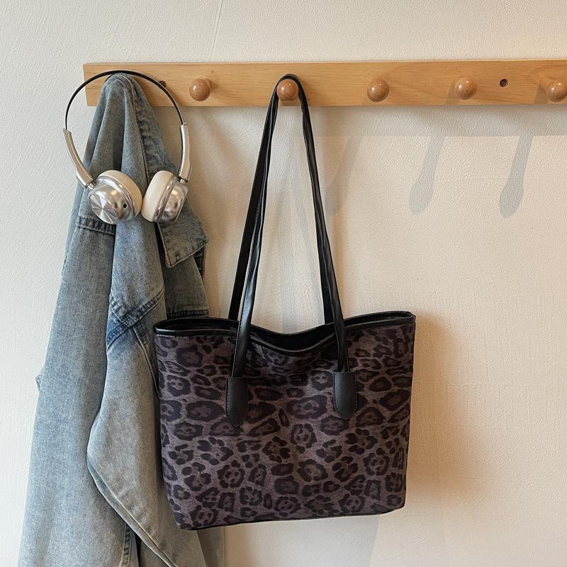 2026 New Women Leopard Print Tote Bag Premium Large Capacity Vintage Shoulder Handbag Commute Bag кавовий
2026 New Women Leopard Print Tote Bag Premium Large Capacity Vintage Shoulder Handbag Commute Bag кавовий