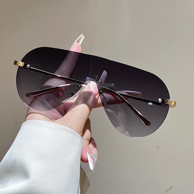 Metal Framed Trendy Sunglasses UV400 Trendy Street Style Shades for Women Outdoor Travel UV-Protective Eyewear Unisex
Metal Framed Trendy Sunglasses UV400 Trendy Street Style Shades for Women Outdoor Travel UV-Protective Eyewear Unisex