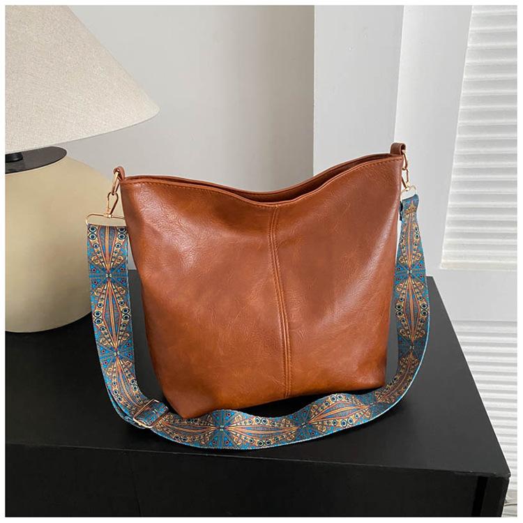 Сумка великої місткості жіноча 2025 осінь і зима нова ретро широкосмугова на плече сумка-месенджер преміальна текстура сумка-відро коричневий
Сумка великої місткості жіноча 2025 осінь і зима нова ретро широкосмугова на плече сумка-месенджер преміальна текстура сумка-відро коричневий