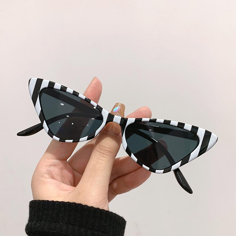 Classic Triangle Cat Eye Sun Glasses Glasses Ladies Trendy Trending Luxury Designer Style Style Classic Sun Eyeglasses Elegant Lady Punk Shades As The Picture
Classic Triangle Cat Eye Sun Glasses Glasses Ladies Trendy Trending Luxury Designer Style Style Classic Sun Eyeglasses Elegant Lady Punk Shades As The Picture