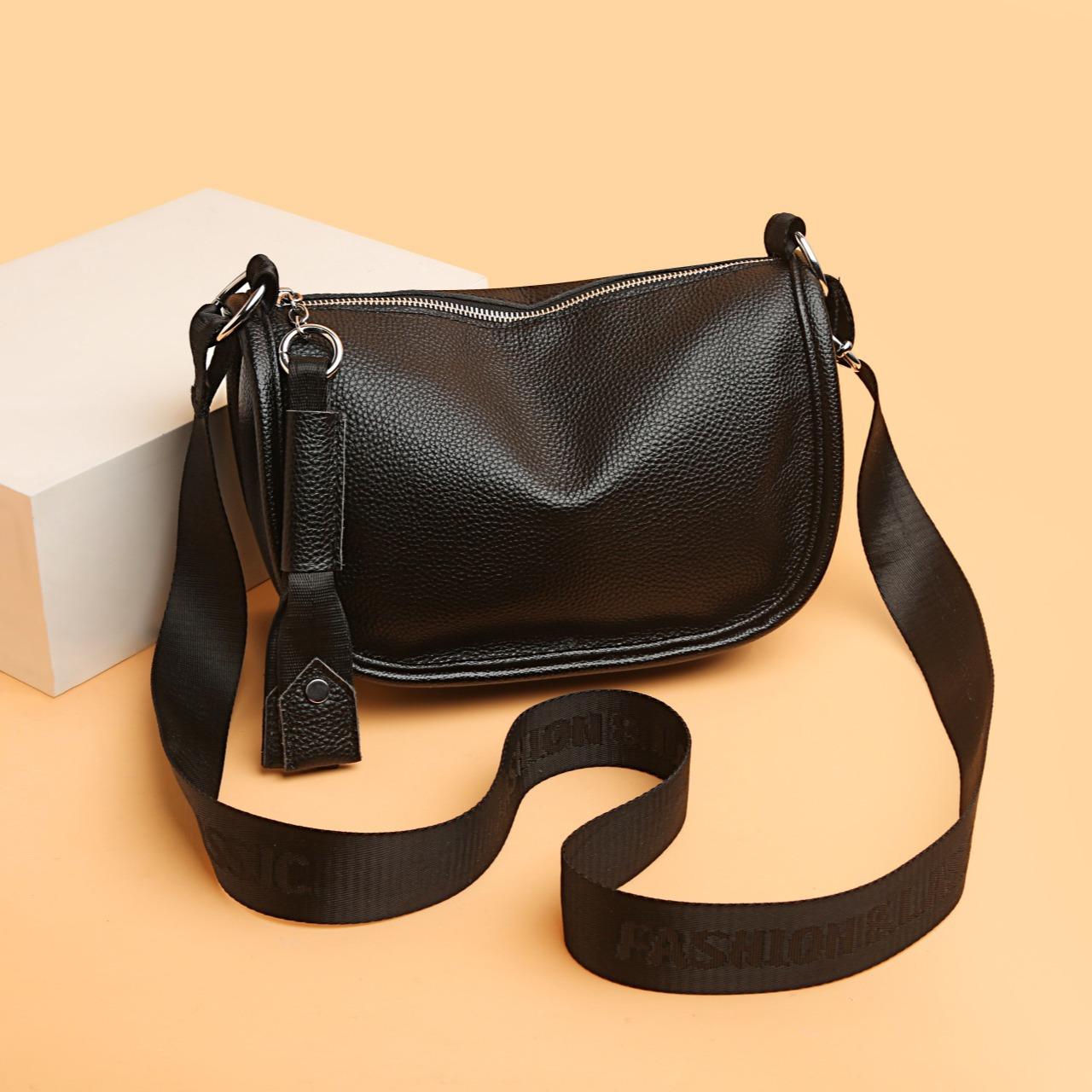 FLYING STARS Brand Women Shoulder Bag Fashionable Soft Leather Crossbody Bag Luxurious Designer Single Shoulder Black Saddle Bag 26cmX13cmX17cm
FLYING STARS Brand Women Shoulder Bag Fashionable Soft Leather Crossbody Bag Luxurious Designer Single Shoulder Black Saddle Bag 26cmX13cmX17cm