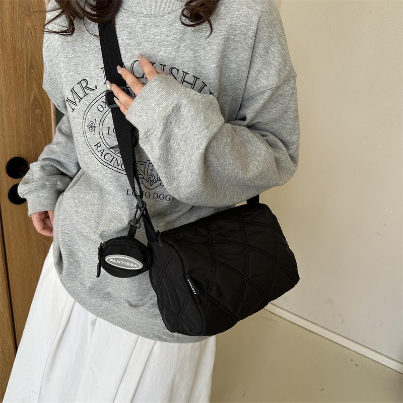 Solid color rhombus cotton clothing bag women s fashion versatile simple shoulder bag shoulder messenger bag one size fits all білий
Solid color rhombus cotton clothing bag women s fashion versatile simple shoulder bag shoulder messenger bag one size fits all білий