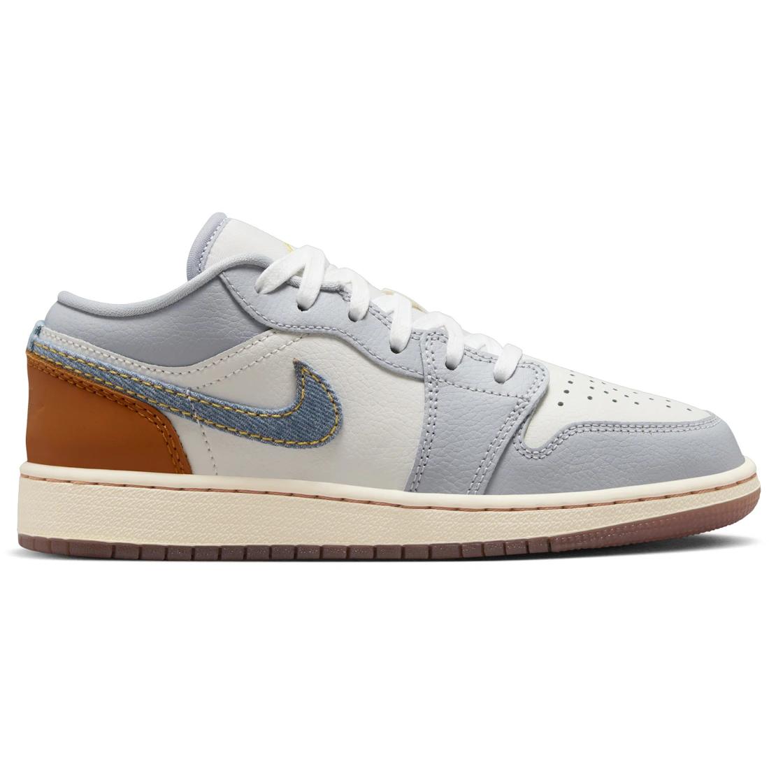 Sneaker Jordan 1 Low SE Phantom Coconut Milk Amber Brown Light Armory Blue (GS)(FZ5046-041) 36
Sneaker Jordan 1 Low SE Phantom Coconut Milk Amber Brown Light Armory Blue (GS)(FZ5046-041) 36
