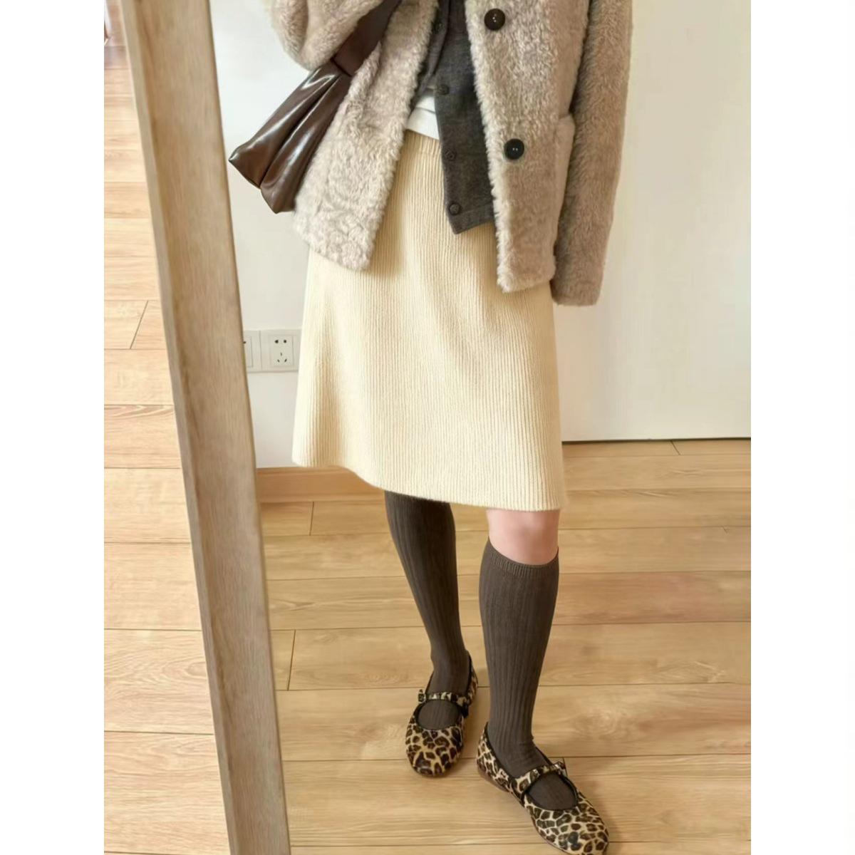 Versatile A-Line Knitted Midi Skirt for Women – Autumn & Winter, Retro Maillard Style, Soft & Cozy Medium абрикосовий
Versatile A-Line Knitted Midi Skirt for Women – Autumn & Winter, Retro Maillard Style, Soft & Cozy Medium абрикосовий