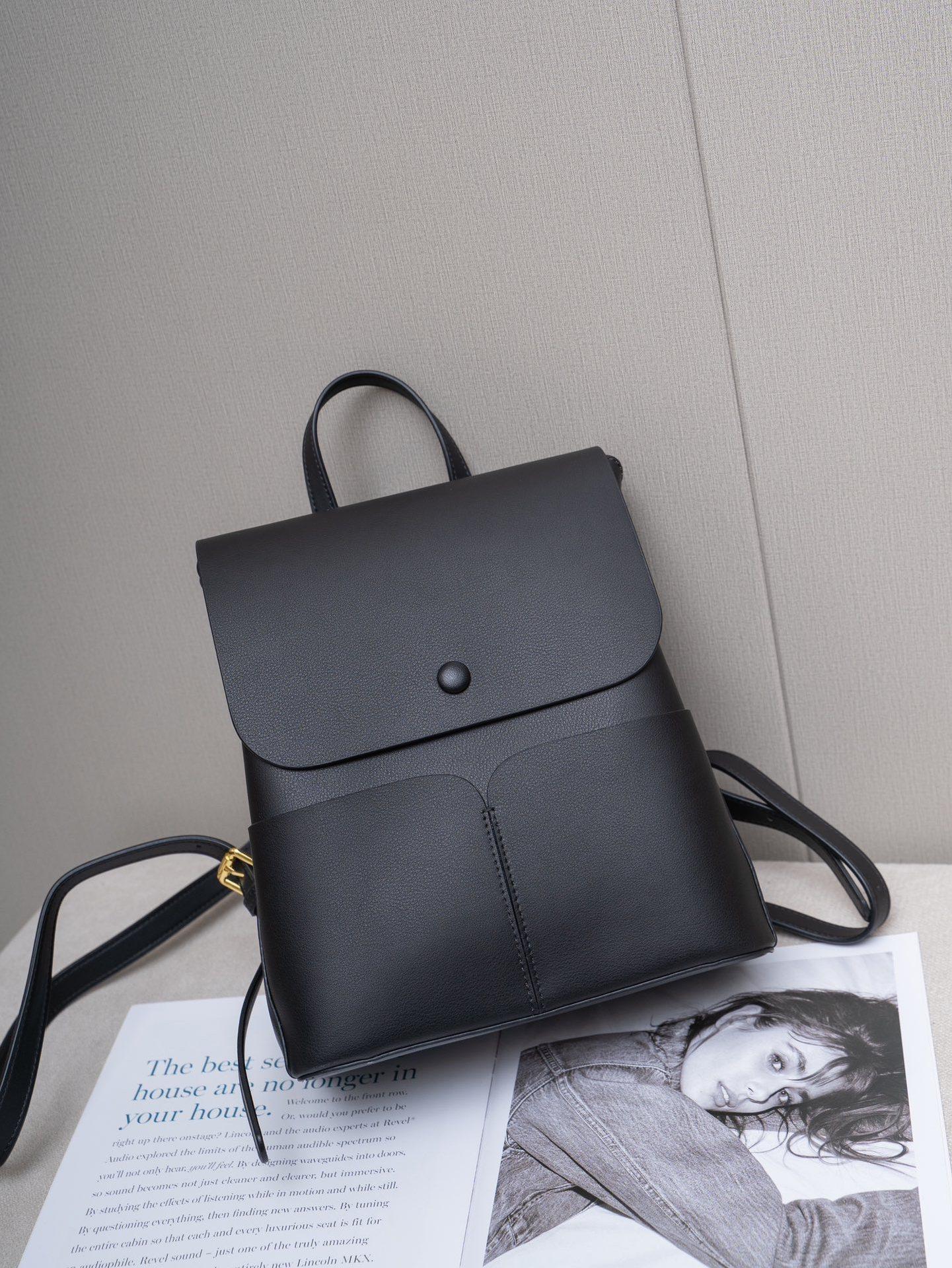 Кожаный рюкзак из коровьей кожи контрастного цвета, женский повседневный модный новый рюкзак, простой дорожный рюкзак для поездок на работу, школьная сумка-рюкзак 26*12*23cm
Кожаный рюкзак из коровьей кожи контрастного цвета, женский повседневный модный новый рюкзак, простой дорожный рюкзак для поездок на работу, школьная сумка-рюкзак 26*12*23cm