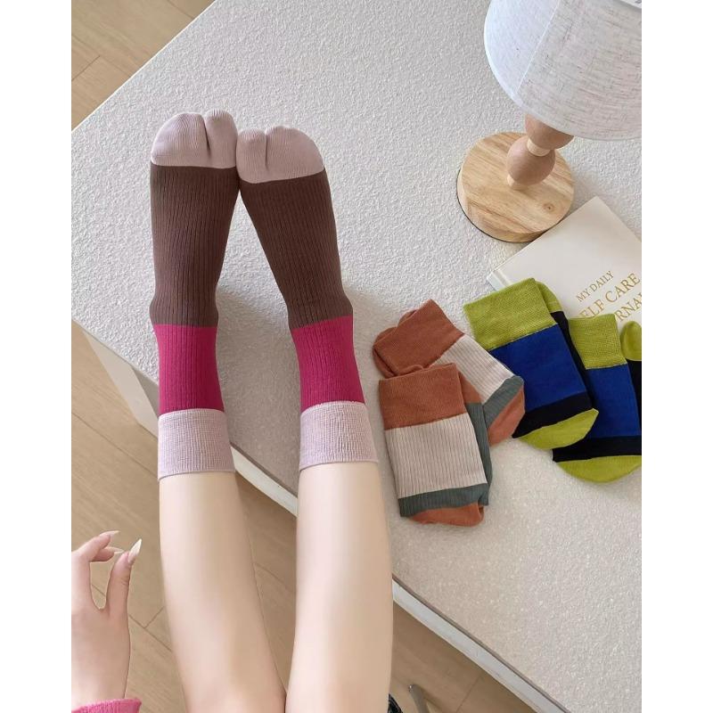 Женские весенне-осенние трендовые носки-гольфы с цветной вставкой, без косточек, с двумя пальцами в носке 1 pair сливовый
Женские весенне-осенние трендовые носки-гольфы с цветной вставкой, без косточек, с двумя пальцами в носке 1 pair сливовый