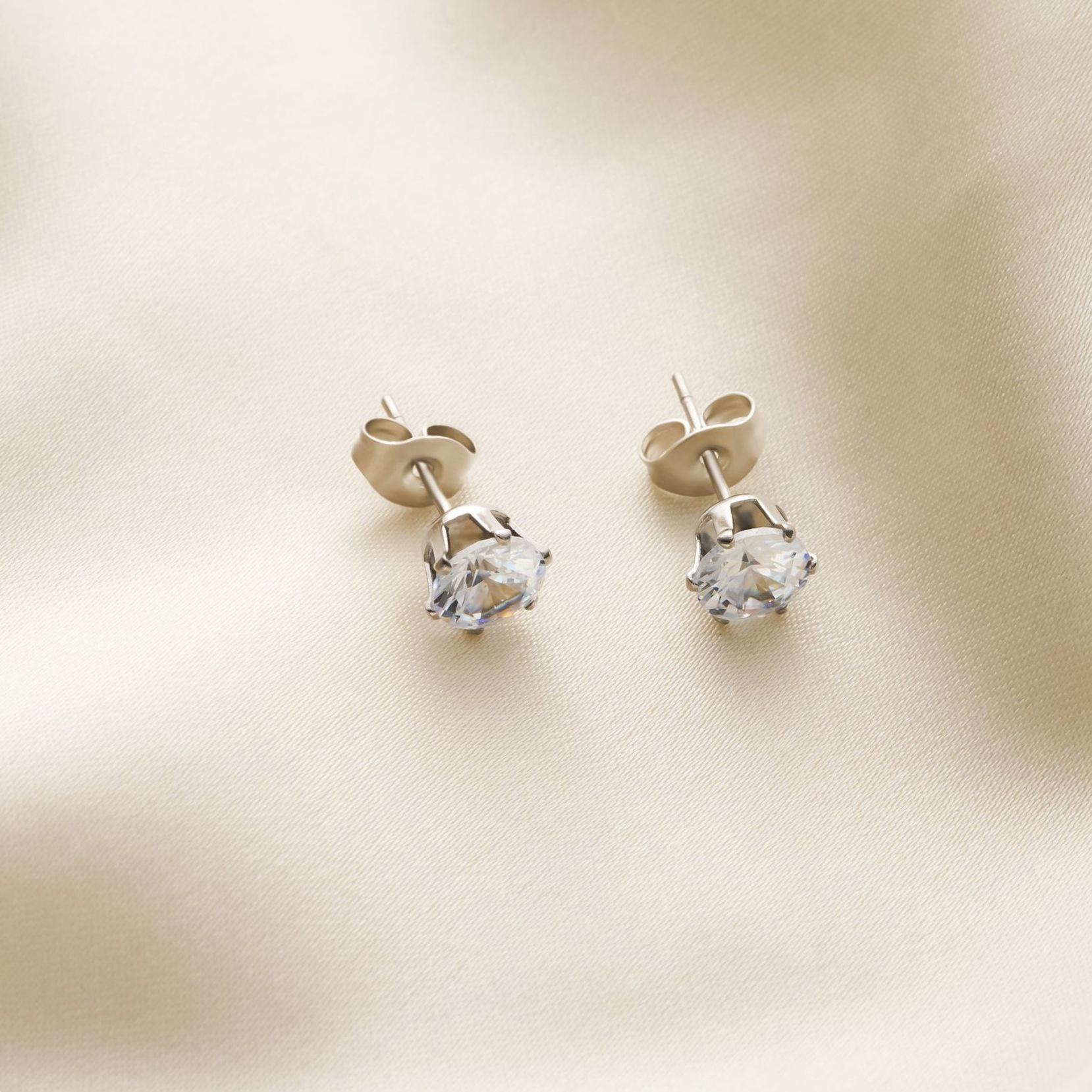 Золотий кулон з діамантом на шість кріплень 18 карат - Елегантний літній ланцюжок на ключицю для жінок
Золотий кулон з діамантом на шість кріплень 18 карат - Елегантний літній ланцюжок на ключицю для жінок