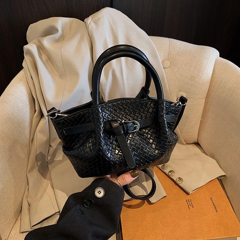 Летняя популярная маленькая сумка женская 2025 новая универсальная модная сумка кроссбоди супер популярная портативная сумка-ведро маленькая сумка для переноски Black without pendant