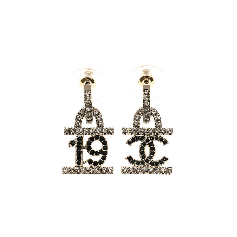 CHANEL fashionable earrings for women золотий
CHANEL fashionable earrings for women золотий