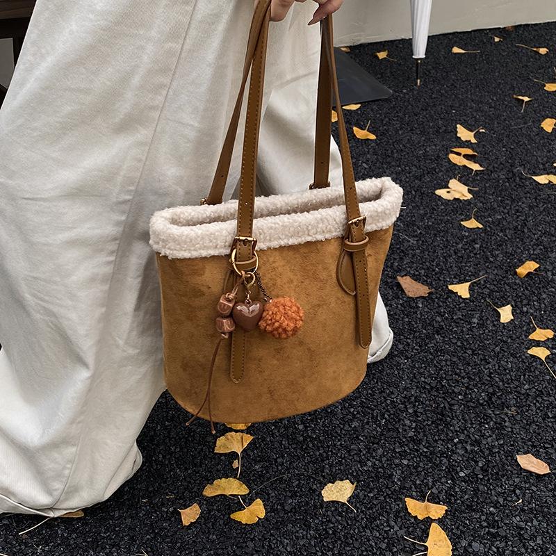 New Textured Casual Top Handle Bag Vintage Plush Large Capacity Bucket Bag Suede Simple and Versatile Storage Bags for Women коричневий
New Textured Casual Top Handle Bag Vintage Plush Large Capacity Bucket Bag Suede Simple and Versatile Storage Bags for Women коричневий